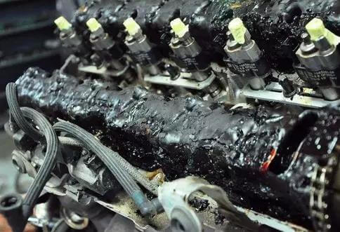 難以清洗的機器油污 難以清洗的機器油污