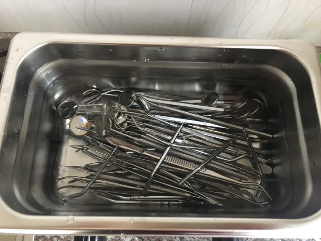 使用超聲波清洗牙科器械